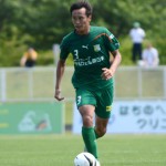 24 豪快に攻め上がるDF3成田涼輔_